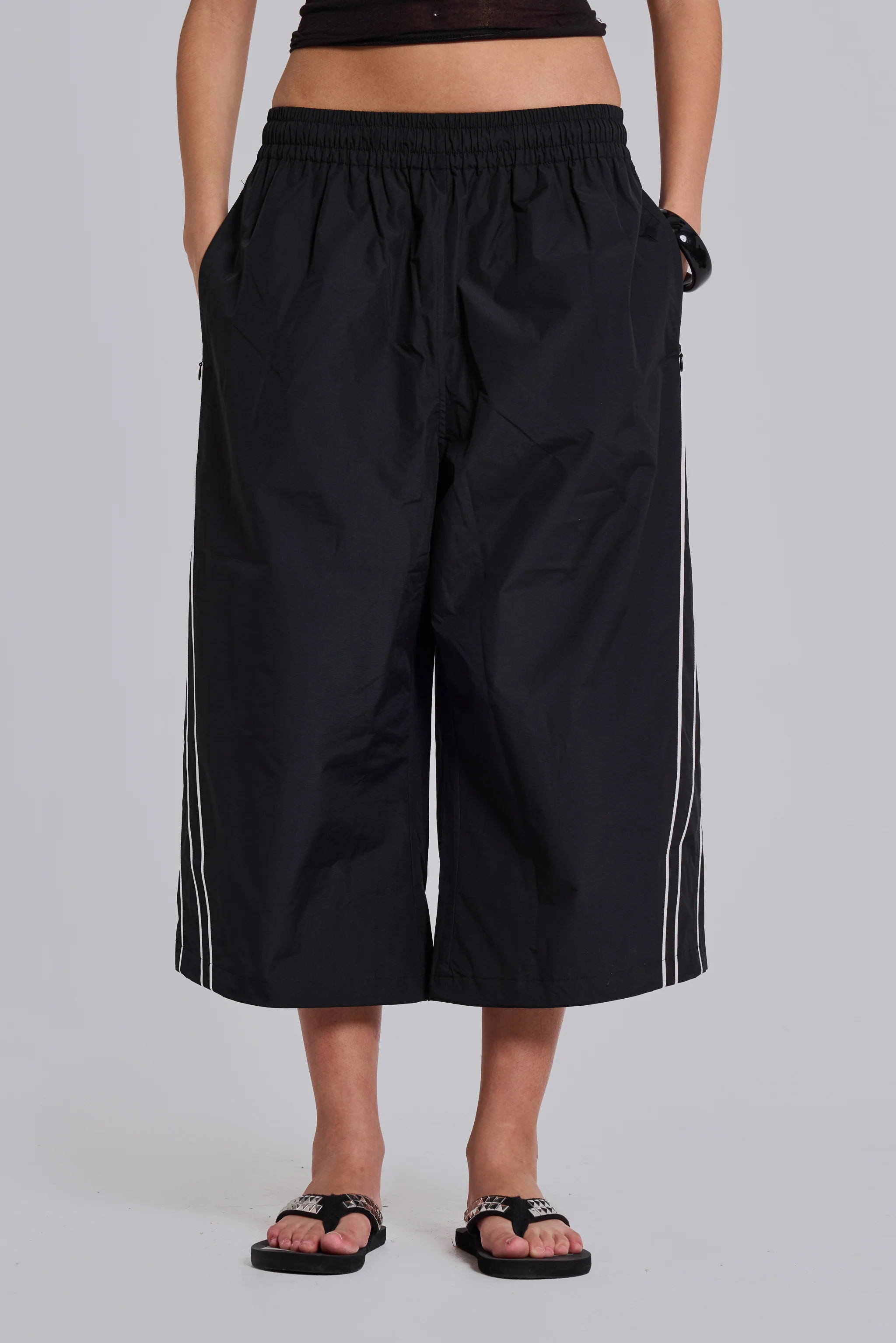 Black Vapor 3/4 Shorts - Image 5
